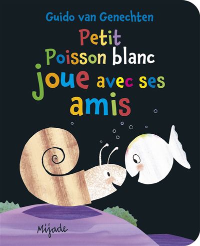 Petit poisson blanc joue avec ses amis